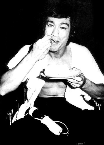 Bruce Lee comida chinesa comendo no conjunto Punho da Fúria
