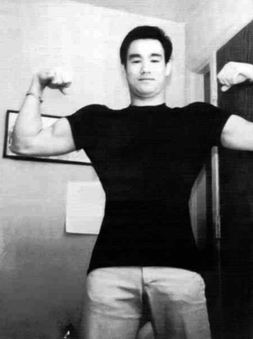 Bruce Lee bodybuilding flexing