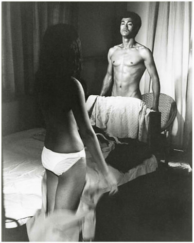 Doplňky stravy Bruce Lee - nahý se ženou u postele