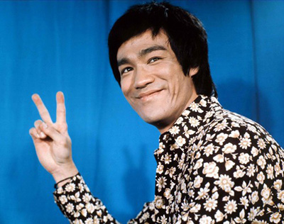 bruce lee dieta peace sign